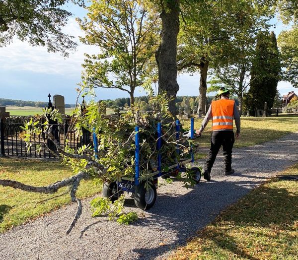 EP 800 Electric Platform Truck Transporting Tree Branches